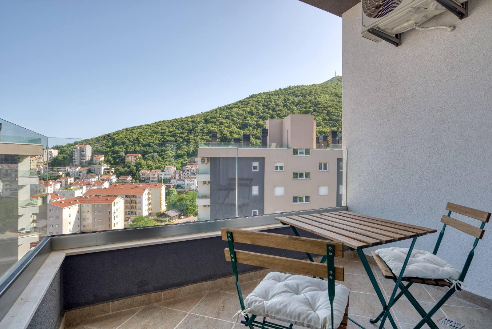 ONE BEDROOM MODERNLY FURNISHED APARTMENT WITH LONGTERM GARAGE PLACE