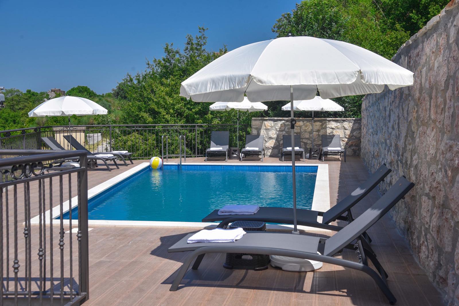 A beautiful villa with a pool and a panoramic view of the sea, Budva ...