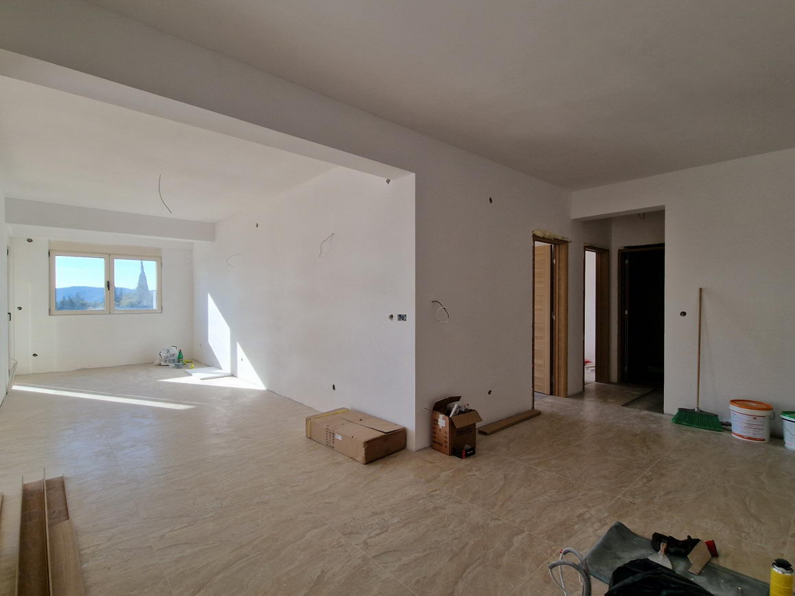 amforaproperty.com/Trosoban  stan (150m2) u novoj zgradi u Bečićima,Izvrsna lokacija sa pogledom na more.