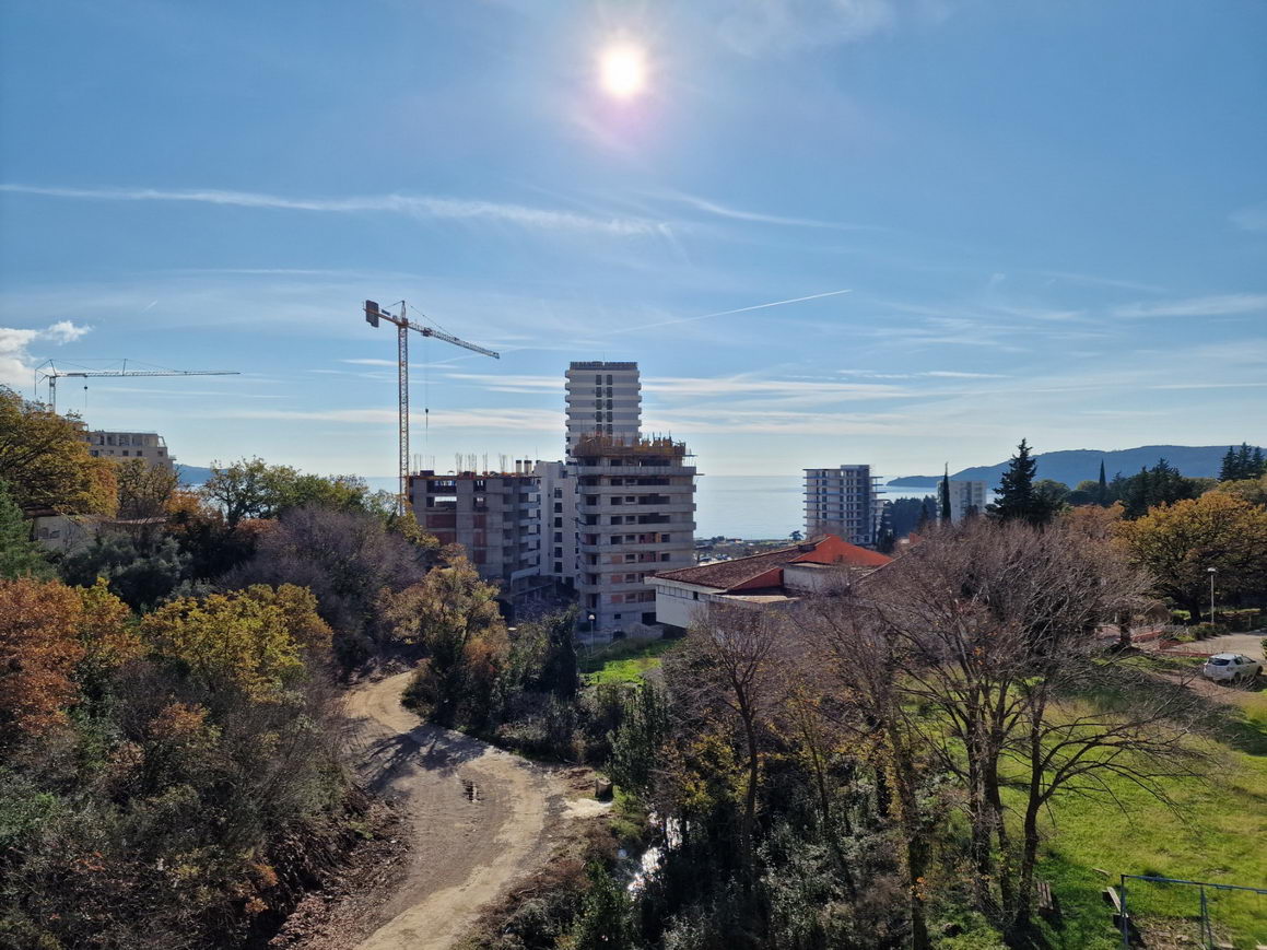 amforaproperty.com/Trosoban  stan (150m2) u novoj zgradi u Bečićima,Izvrsna lokacija sa pogledom na more.