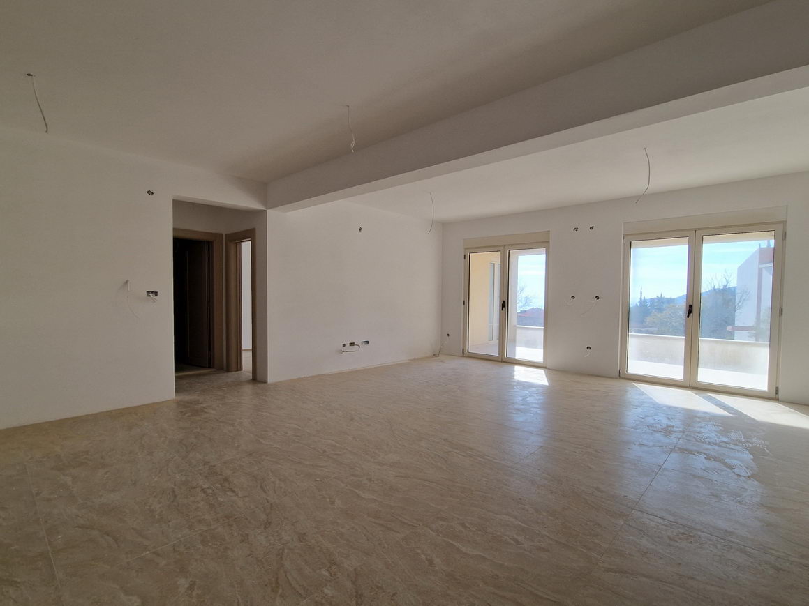 amforaproperty.com/Nov trosoban stan (132m2) sa pogledom na more u novoj zgradi u Bečićima.