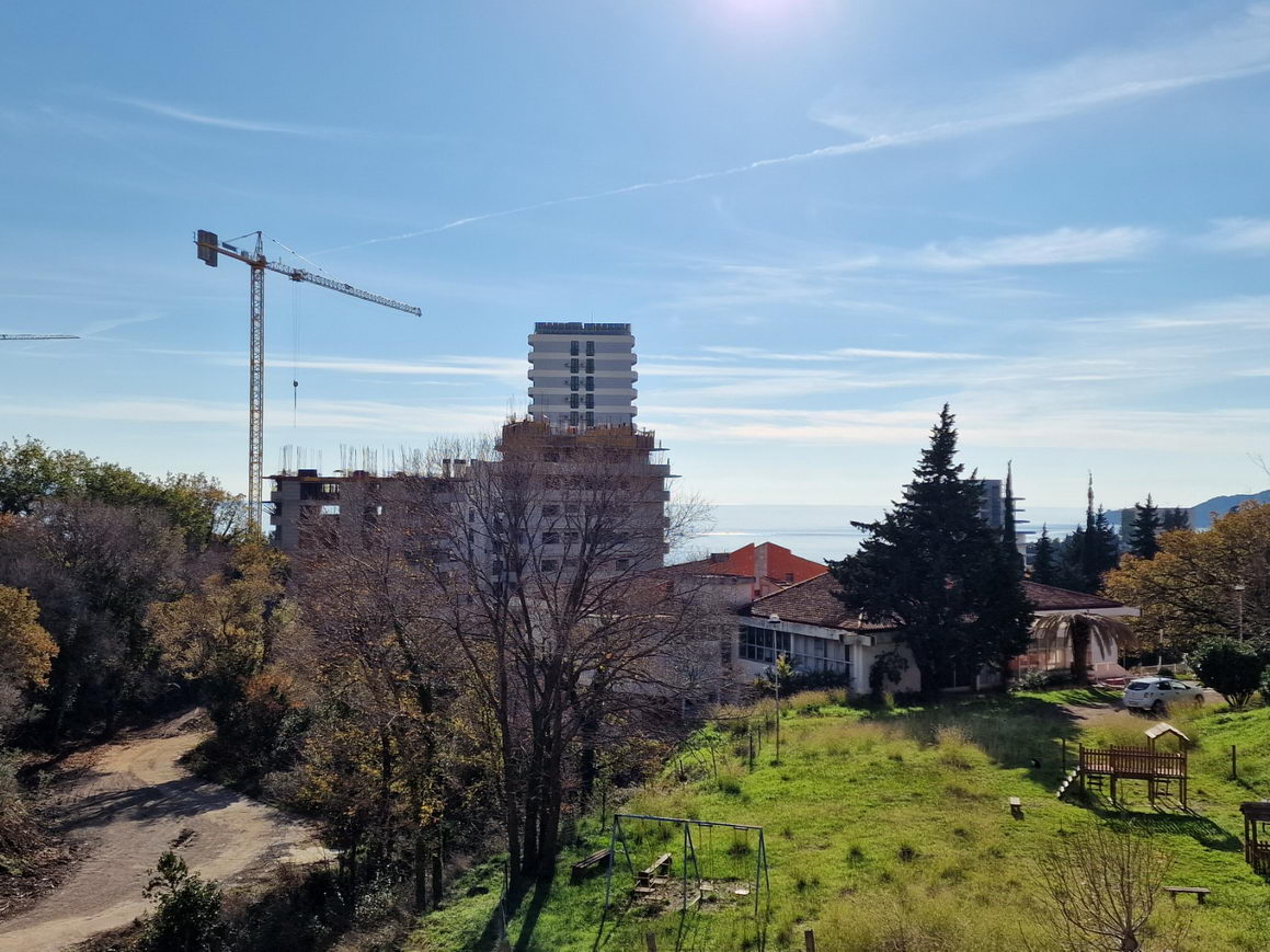 amforaproperty.com/Nov trosoban stan (132m2) sa pogledom na more u novoj zgradi u Bečićima.