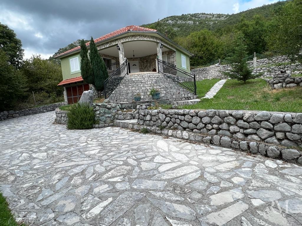 amforaproperty.com/Prelepa kamena kuća u mirnom okruženju u Kotorskom zalivu.