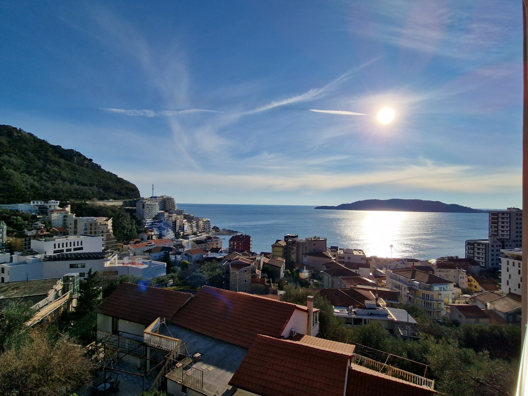 amforaproperty.com/Luksuzan dvosoban stan 66m2  sa panoramskim pogledom na more i grad,na atraktivnoj lokaciji,Rafailovici (GARAZNO MESTO UKLJUCENO U CENU)