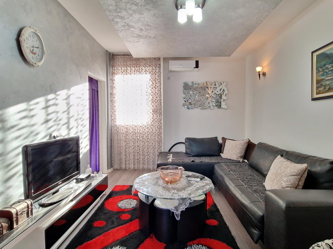 amforaproperty.com/Jednosoban renoviran stan 37m2 plus terasa 4m2,na atraktivnoj lokaciji kod osnovne skole u Budvi.