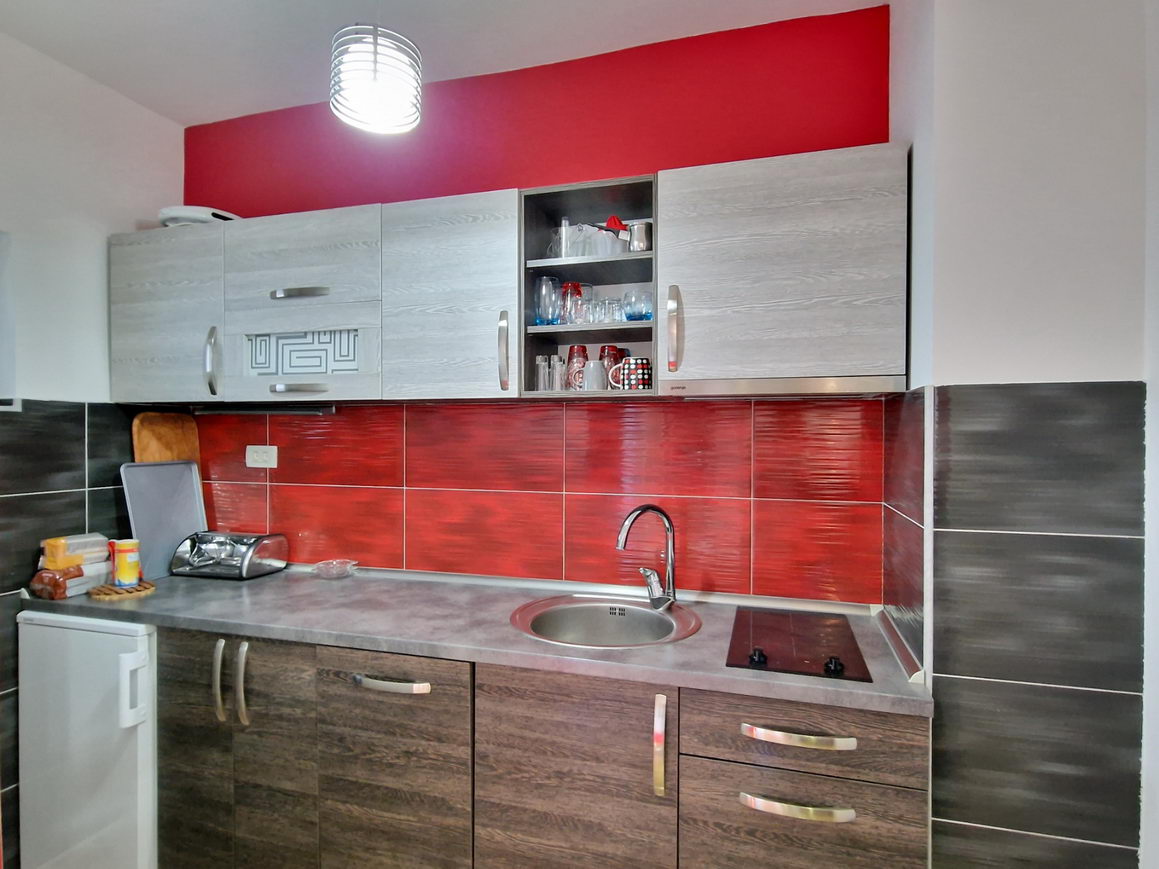 amforaproperty.com/Jednosoban renoviran stan 37m2 plus terasa 4m2,na atraktivnoj lokaciji kod osnovne skole u Budvi.
