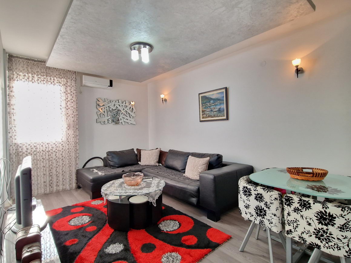 amforaproperty.com/Jednosoban renoviran stan 37m2 plus terasa 4m2,na atraktivnoj lokaciji kod osnovne skole u Budvi.