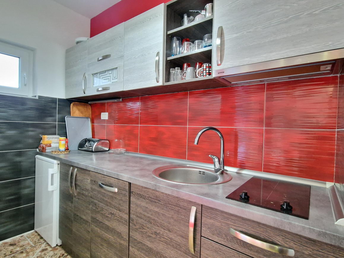 amforaproperty.com/Jednosoban renoviran stan 37m2 plus terasa 4m2,na atraktivnoj lokaciji kod osnovne skole u Budvi.
