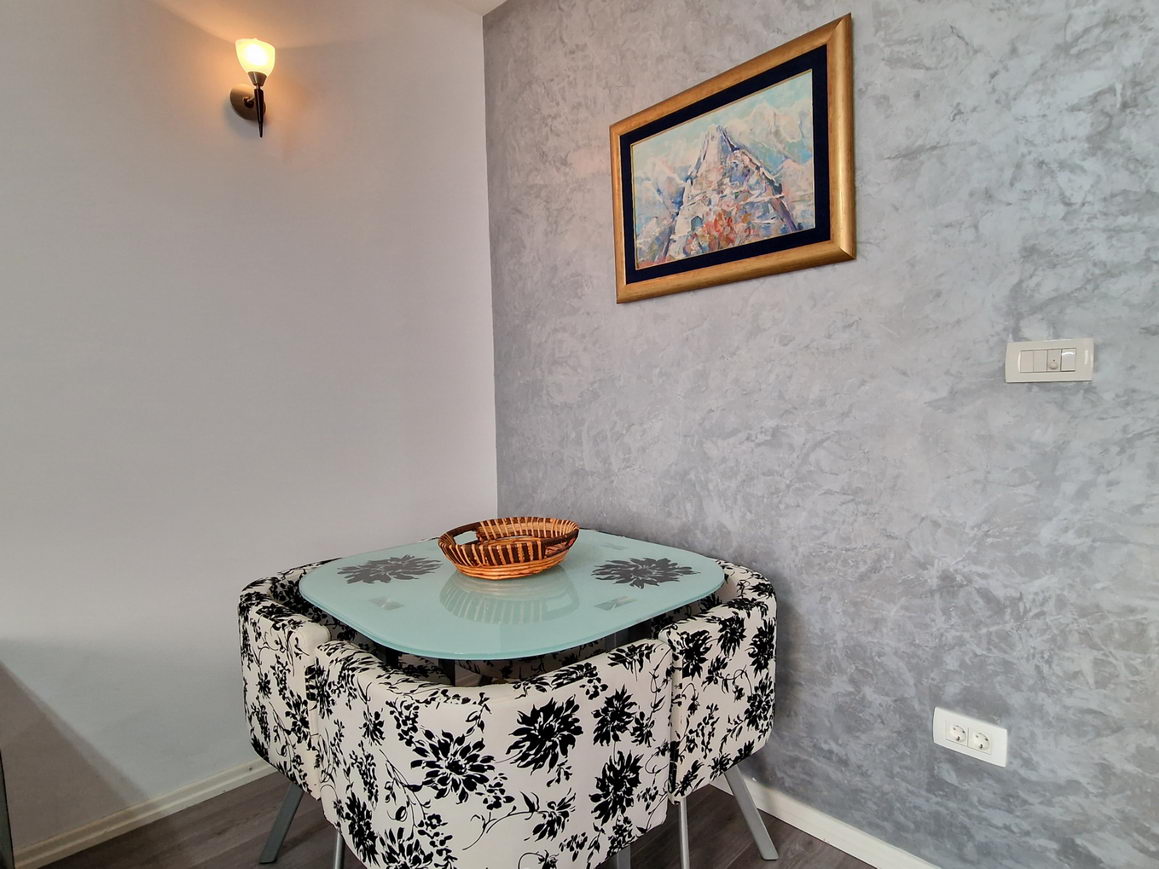 amforaproperty.com/Jednosoban renoviran stan 37m2 plus terasa 4m2,na atraktivnoj lokaciji kod osnovne skole u Budvi.