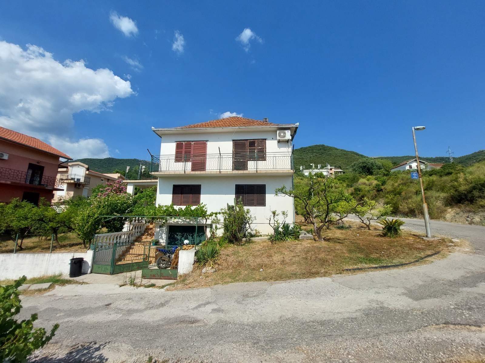 amforaproperty.com/Dvospratna kuća 135m2 sa placem od 500m2 u neposrednoj blizini Porto Montenegro,Tivat  . HITNA PRODAJA!