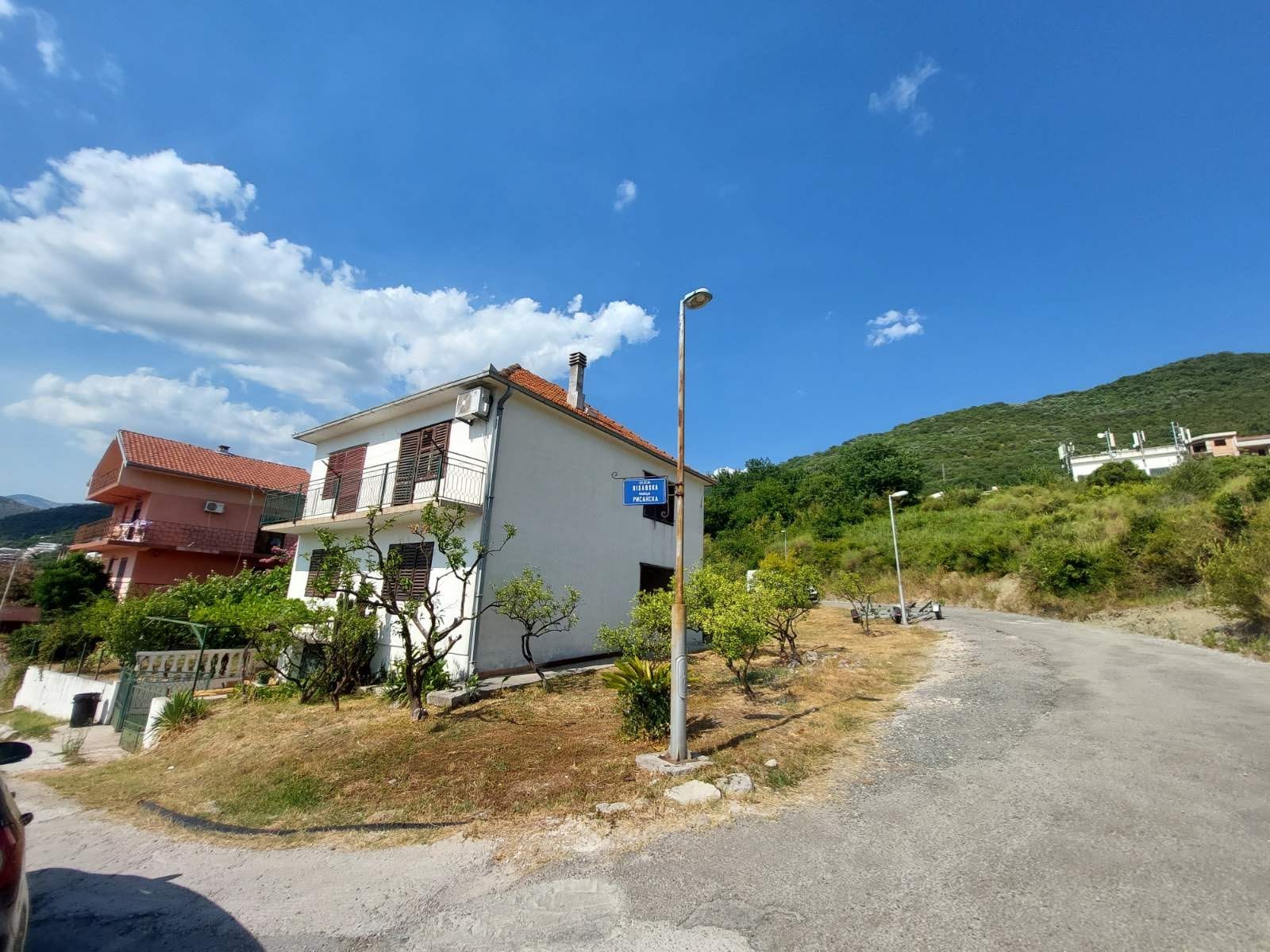 amforaproperty.com/Dvospratna kuća 135m2 sa placem od 500m2 u neposrednoj blizini Porto Montenegro,Tivat  . HITNA PRODAJA!