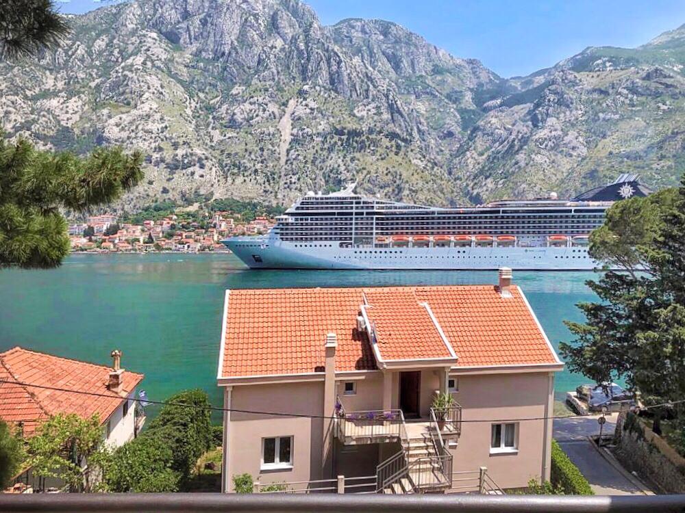 amforaproperty.com/Namesten dvosoban stan sa panoramskim pogledom,na samo 50 metara od mora,Muo-Kotor.(NA DUZI PERIOD)