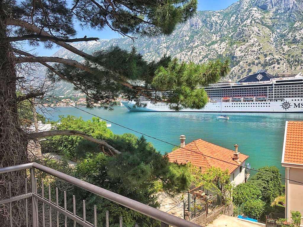 amforaproperty.com/Namesten dvosoban stan sa panoramskim pogledom,na samo 50 metara od mora,Muo-Kotor.(NA DUZI PERIOD)