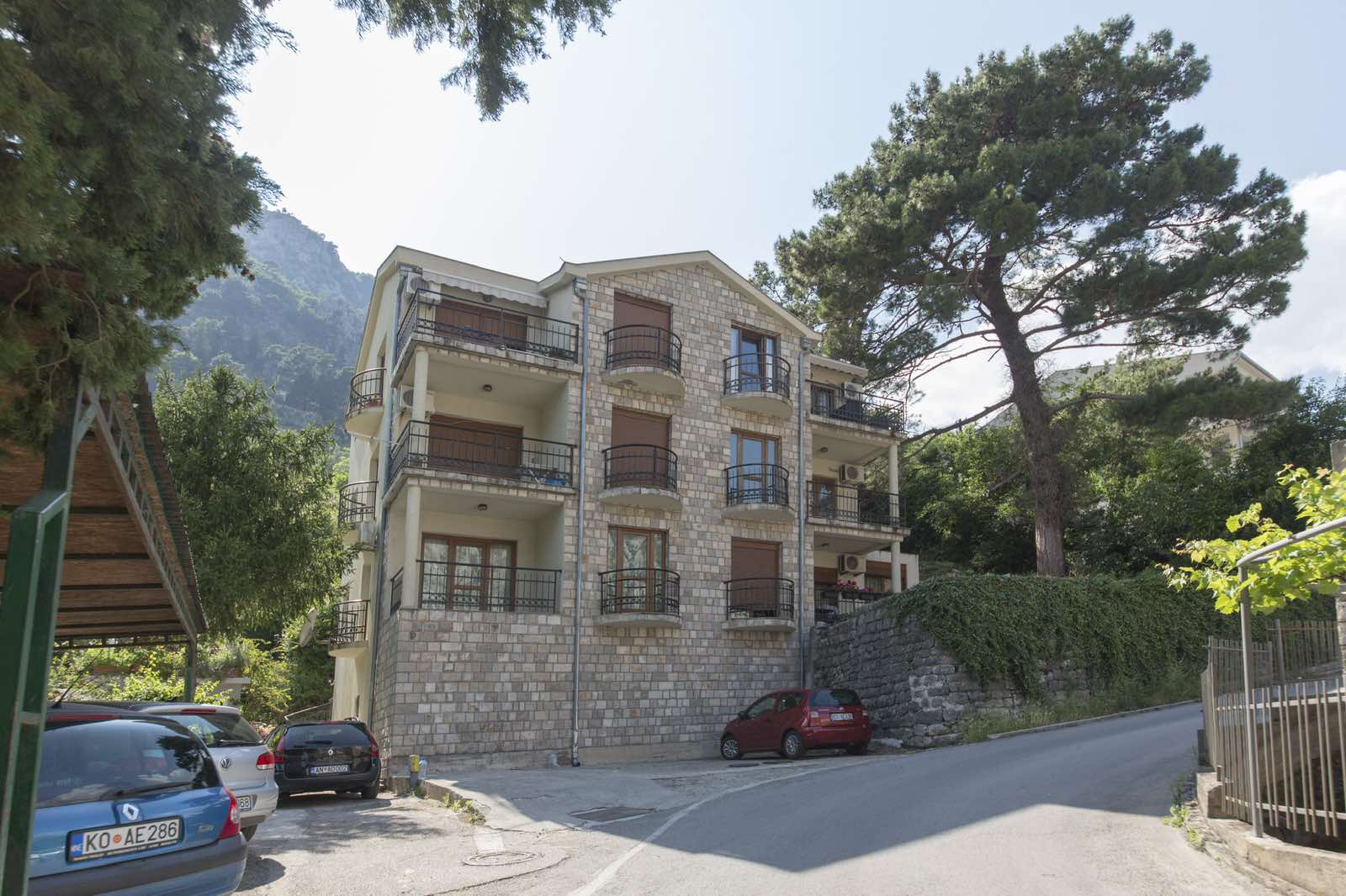 amforaproperty.com/Namesten dvosoban stan sa panoramskim pogledom,na samo 50 metara od mora,Muo-Kotor.(NA DUZI PERIOD)