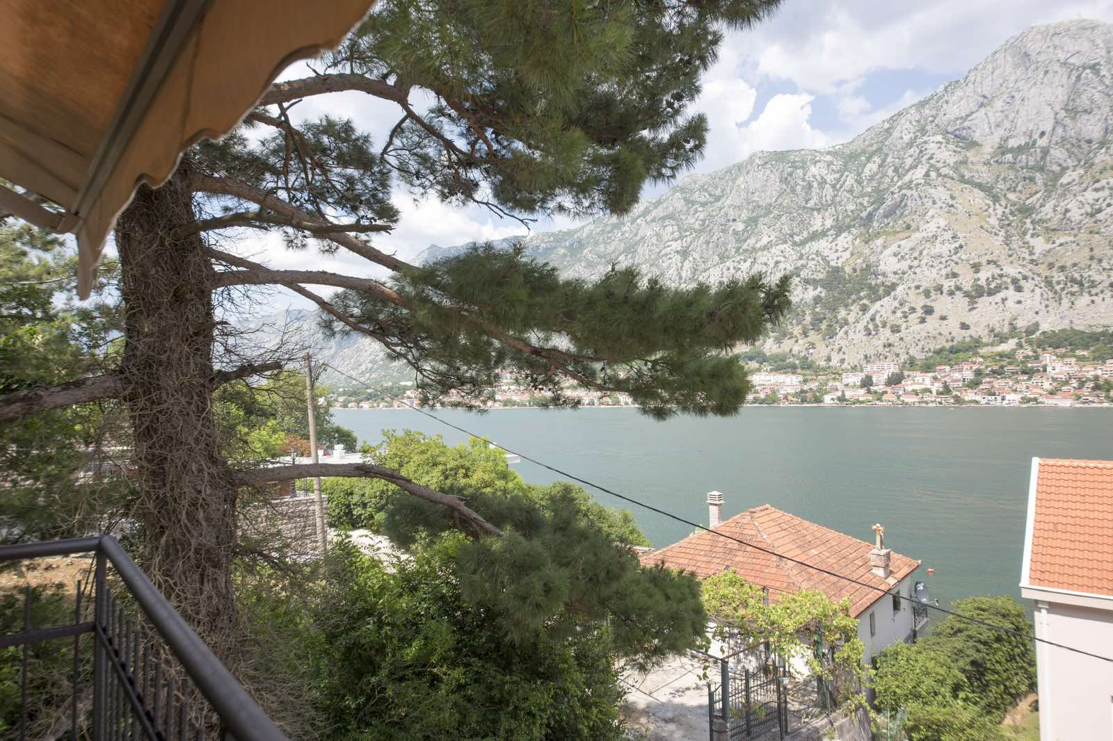 amforaproperty.com/Namesten dvosoban stan sa panoramskim pogledom,na samo 50 metara od mora,Muo-Kotor.(NA DUZI PERIOD)