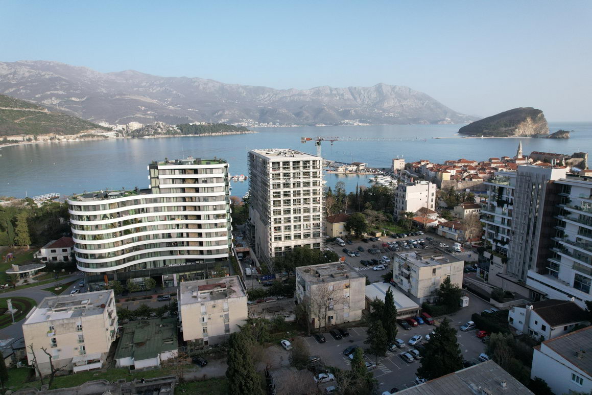 amforaproperty.com/EKSKLUZIVAN TROSOBAN STAN (149m2) SA PANORAMSKIM POGLEDOM NA MORE I DVA PARKING MESTA NA SAMO 150 METARA OD MORA.GOSPOSTINA -BUDVA