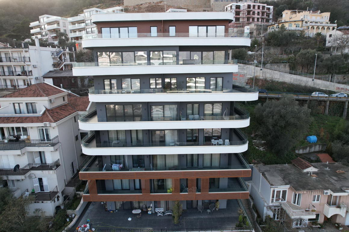 amforaproperty.com/EKSKLUZIVAN TROSOBAN STAN (149m2) SA PANORAMSKIM POGLEDOM NA MORE I DVA PARKING MESTA NA SAMO 150 METARA OD MORA.GOSPOSTINA -BUDVA