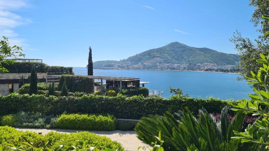 amforaproperty.com/Luksuzan jednosoban stan 100m2 sa panoramskim pogledom na more u luksuznom kompleksu «Dukley Gardens» Budva