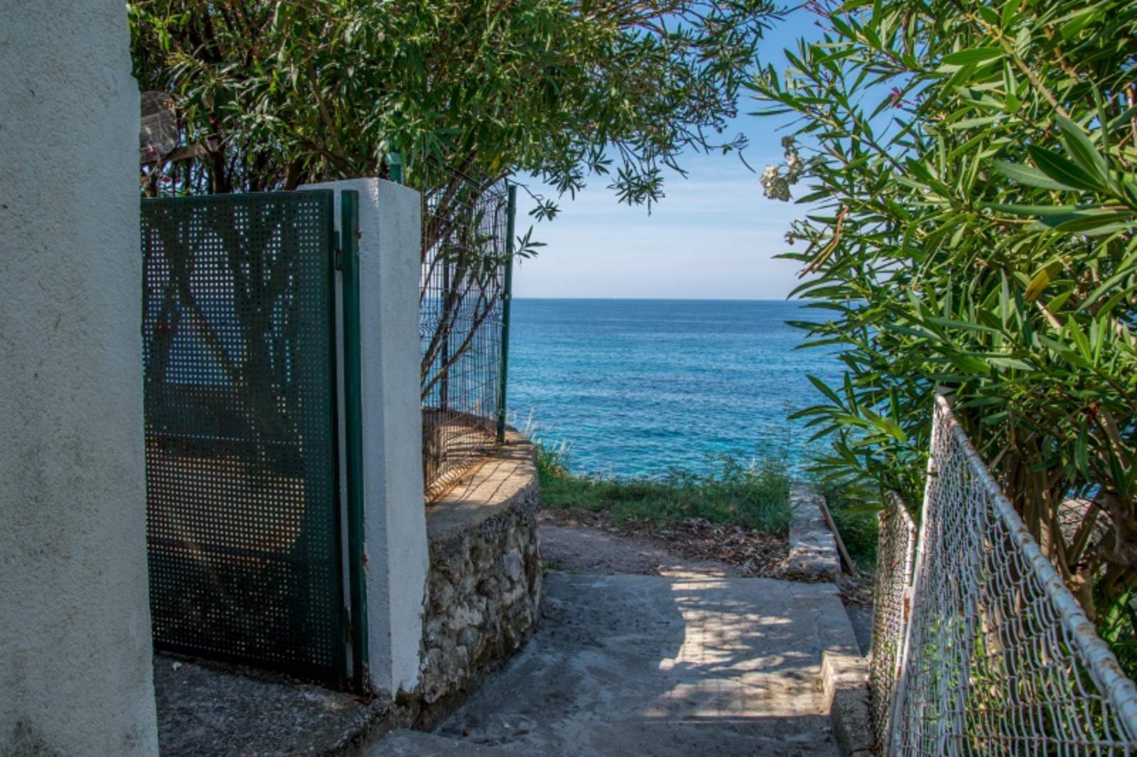 amforaproperty.com/Dvospratna kuca (90m2) na prvoj liniji do mora sa sopstvenom plažom i panoramskim pogledom,Dobre Vode,Bar.