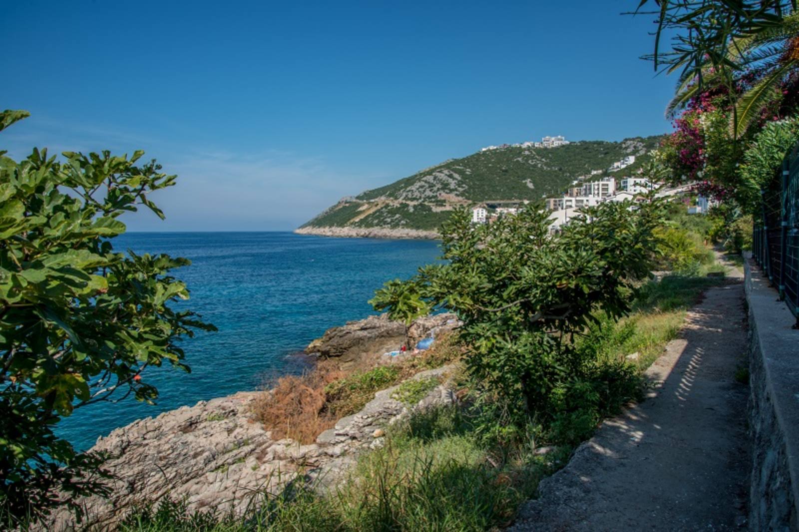 amforaproperty.com/Dvospratna kuca (90m2) na prvoj liniji do mora sa sopstvenom plažom i panoramskim pogledom,Dobre Vode,Bar.