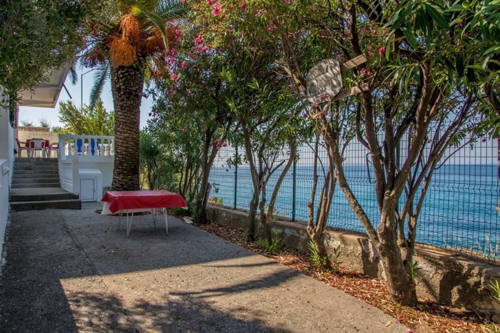 amforaproperty.com/Dvospratna kuca (90m2) na prvoj liniji do mora sa sopstvenom plažom i panoramskim pogledom,Dobre Vode,Bar.