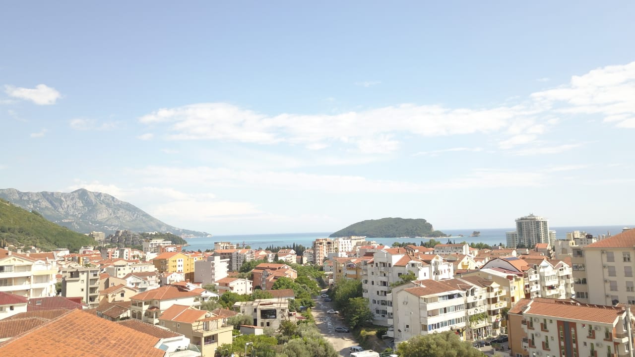 amforaproperty.com/Nov trosoban stan 118m2 sa pogledom na more i grad u novoj stambenoj zgradi AURA VITALIS u ravnom delu Budve. Područje Rozino