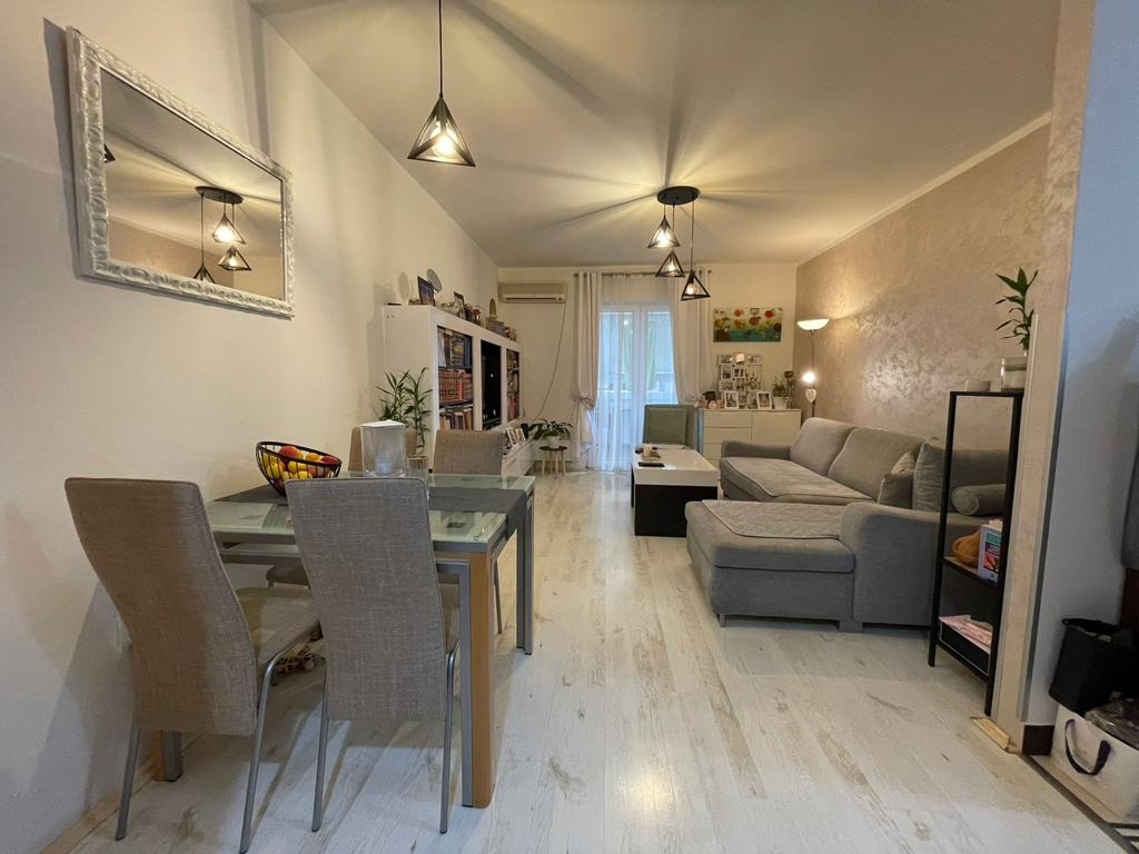 Jednosoban moderno opremljen stan 57m2 na odlicnoj lokaciji,preko puta HDL Lakovica u Budvi (Babilonija) - Amfora Real Estate