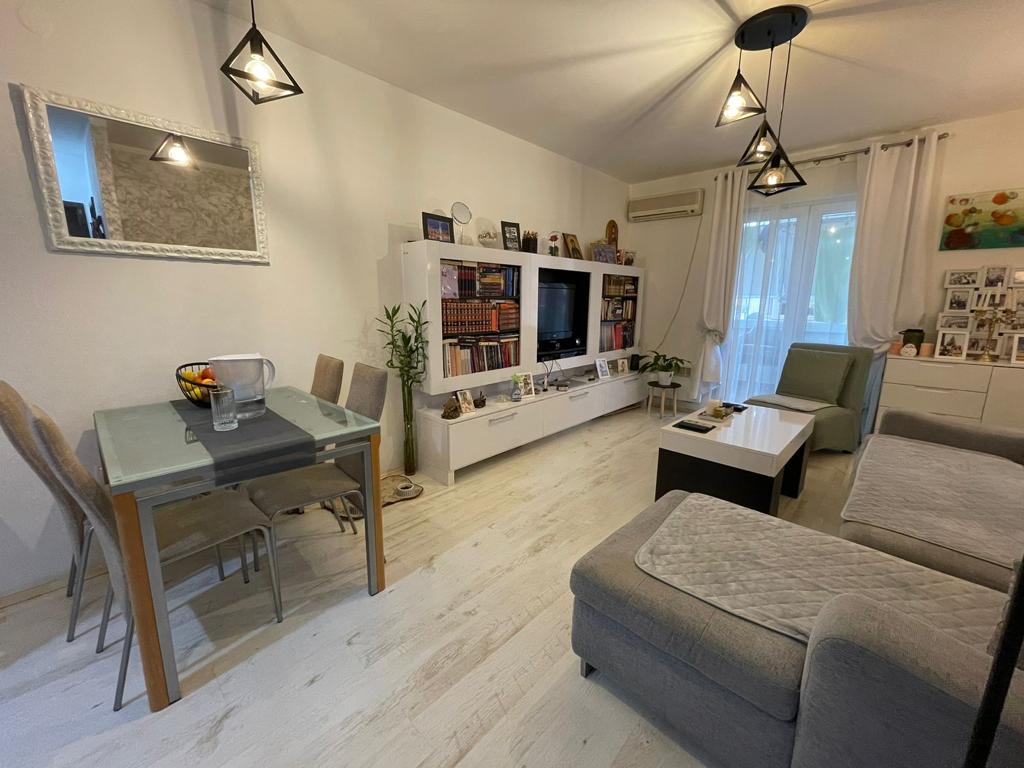 Jednosoban moderno opremljen stan 57m2 na odlicnoj lokaciji,preko puta HDL Lakovica u Budvi (Babilonija) - Amfora Real Estate