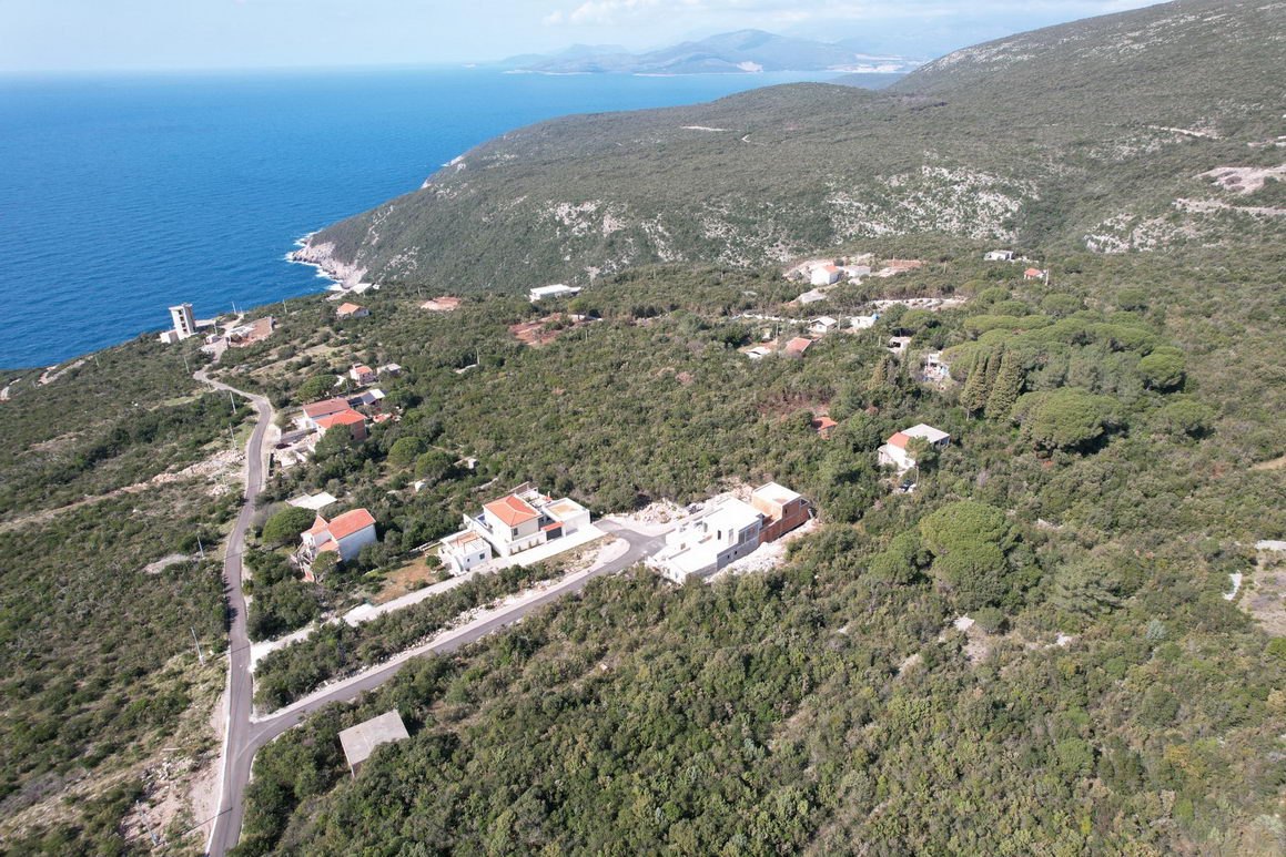 amforaproperty.com/Prodaje se plac povrsine 2000m2 sa izgradjenim objektom u Zagori,opstina Kotor.