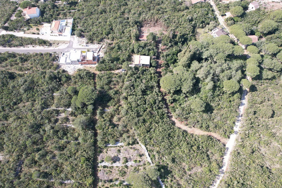 amforaproperty.com/Prodaje se plac povrsine 2000m2 sa izgradjenim objektom u Zagori,opstina Kotor.