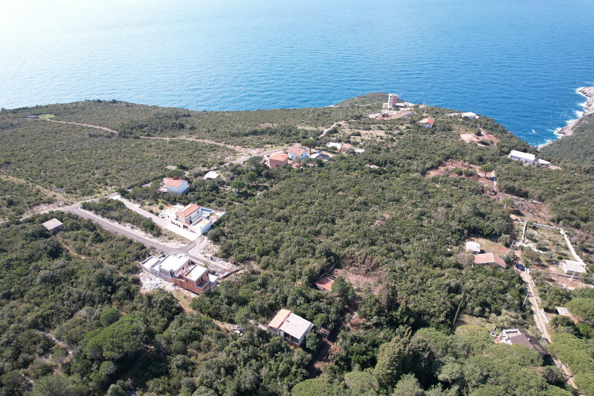 amforaproperty.com/Prodaje se plac povrsine 2000m2 sa izgradjenim objektom u Zagori,opstina Kotor.