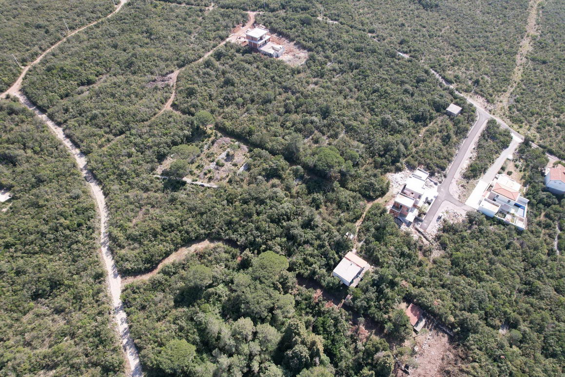 amforaproperty.com/Prodaje se plac povrsine 2000m2 sa izgradjenim objektom u Zagori,opstina Kotor.