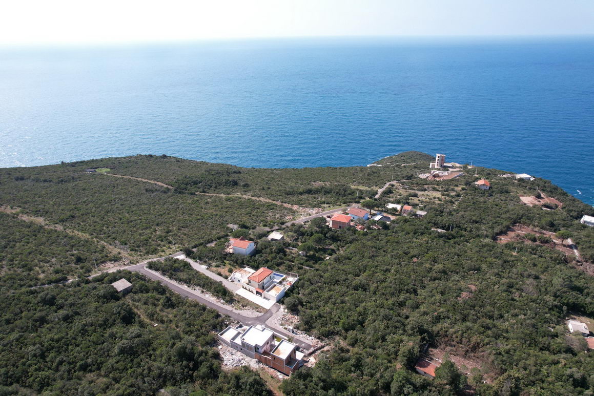 amforaproperty.com/Prodaje se plac povrsine 2000m2 sa izgradjenim objektom u Zagori,opstina Kotor.