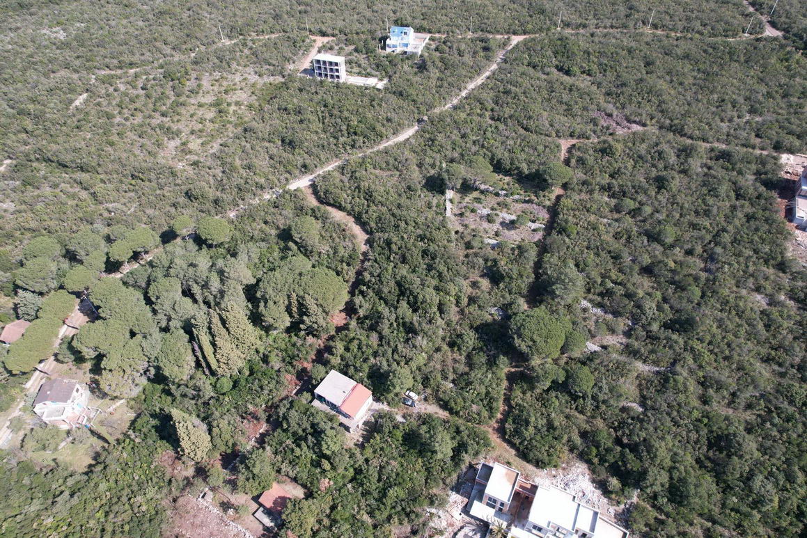 amforaproperty.com/Prodaje se plac povrsine 2000m2 sa izgradjenim objektom u Zagori,opstina Kotor.