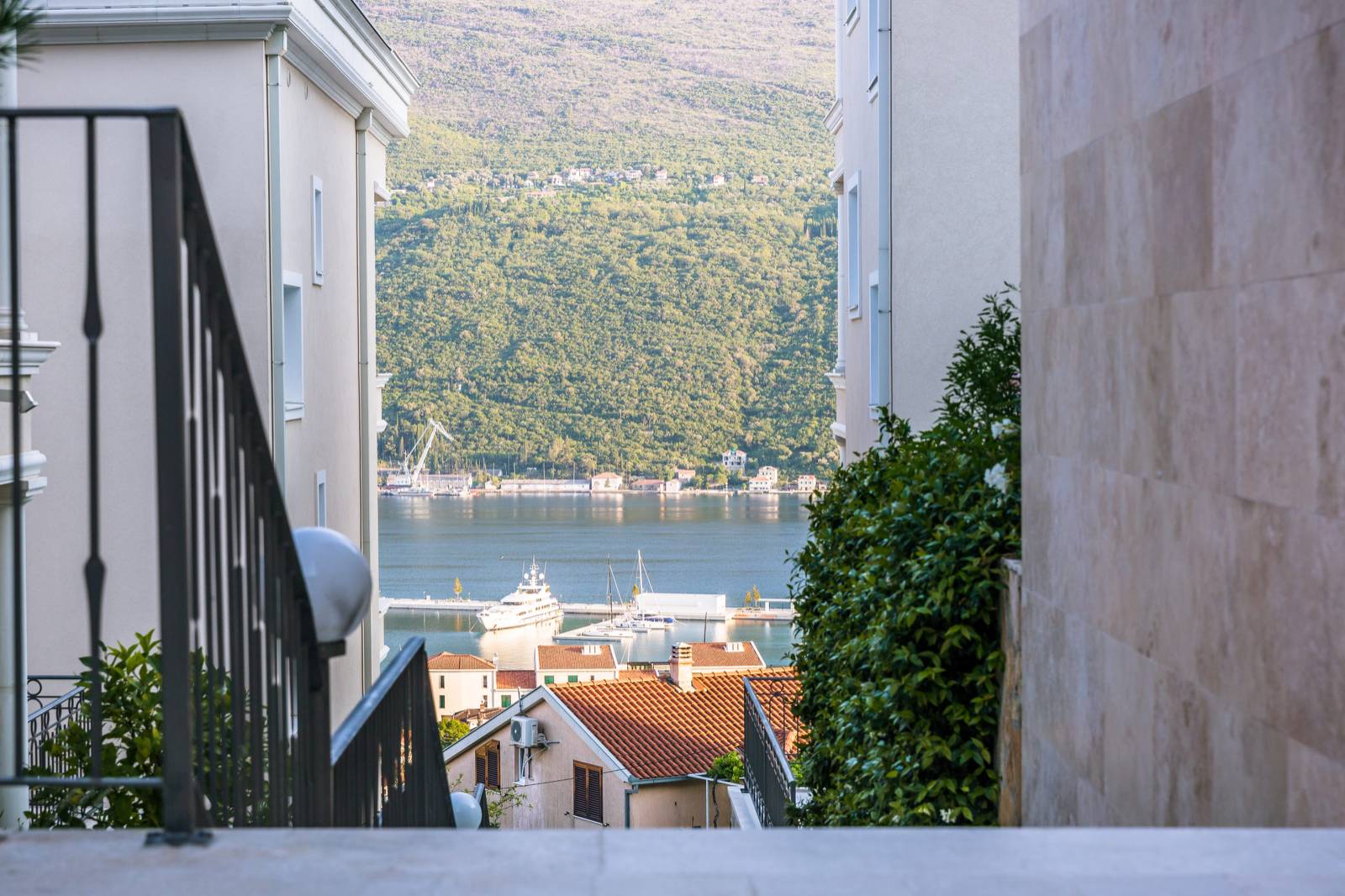 amforaproperty.com/EKSKLUZIVNO!! Na prodaju stanovi u luksuznom kompleksu u naselju Đenovići, Herceg Novi.