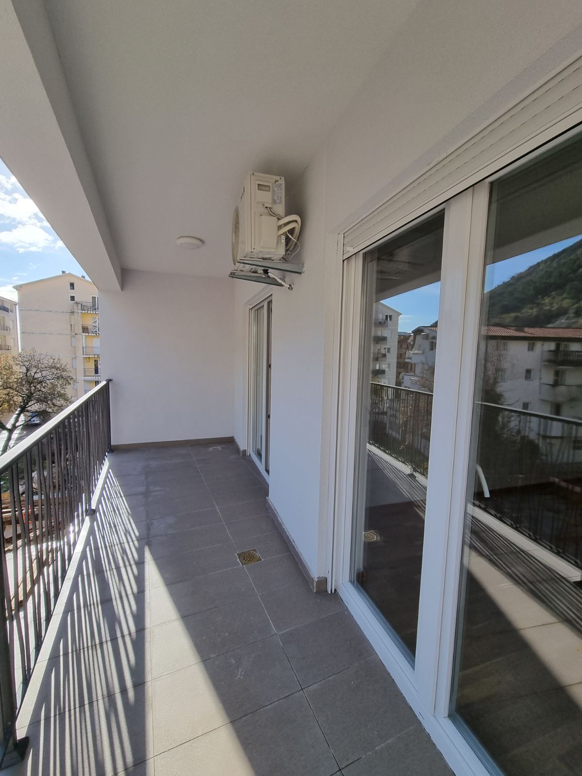 amforaproperty.com/Nov jednosoban stan 42m2 u novoj stambenoj zgradi,Budva-Lazi.