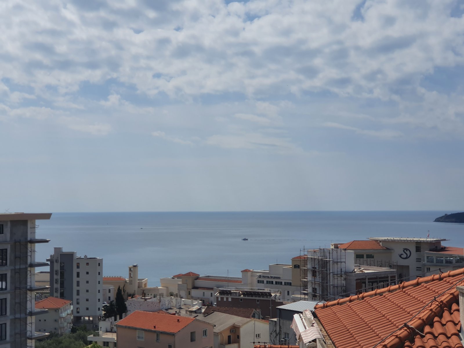 amforaproperty.com/Jednosoban stan sa prelepim pogledom na more u Bečićima - izdavanje na duži period 