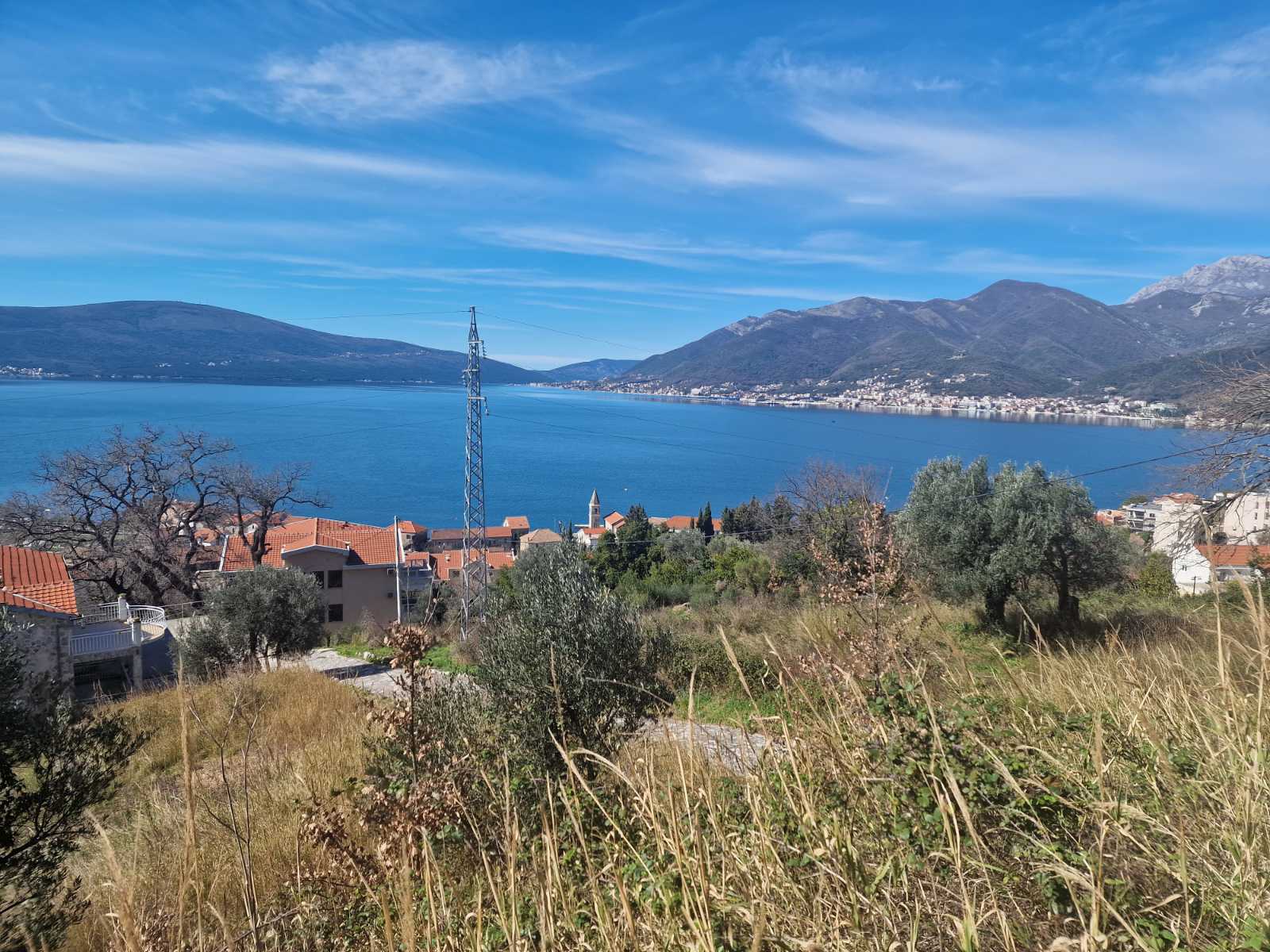 amforaproperty.com/Zemljiste 1800m2 sa ucrtanim projektom za izgradnju 3 vile u mestu Donja Lastva, Tivat, sa predivnim pogledom na more i Porto Montenegro.