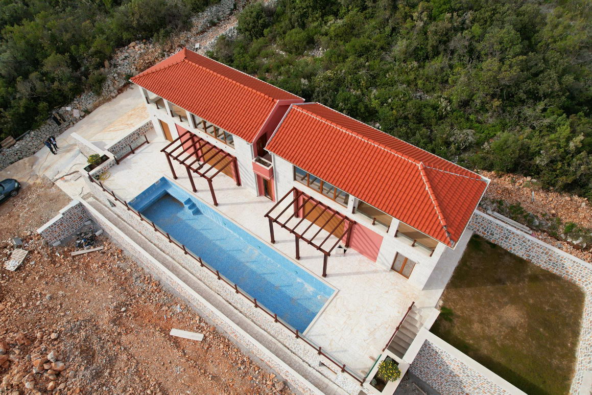 amforaproperty.com/Novoizgrađena kuća 255m2 sa bazenom i predivnim pogledom na more  Luštica-Tivat