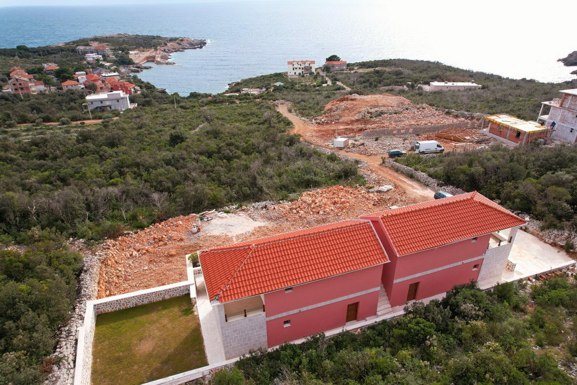 amforaproperty.com/Novoizgrađena kuća 255m2 sa bazenom i predivnim pogledom na more  Luštica-Tivat