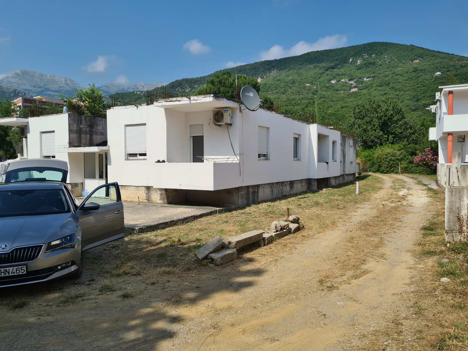 amforaproperty.com/Prodaje se kuca 353m2 sa šest stanova i placem od 830m2,Jaz-Budva.