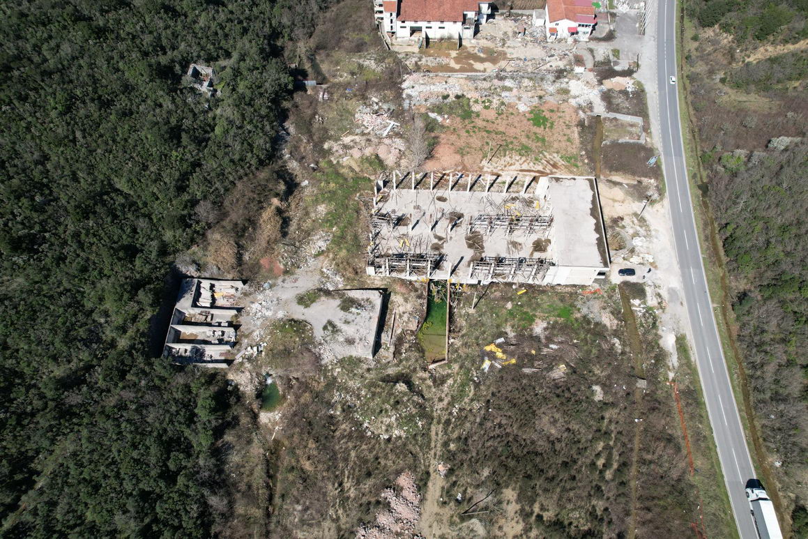 amforaproperty.com/Urbanizovano zemljiste 4300m2 sa objektom.Kubasi (opstina Kotor)