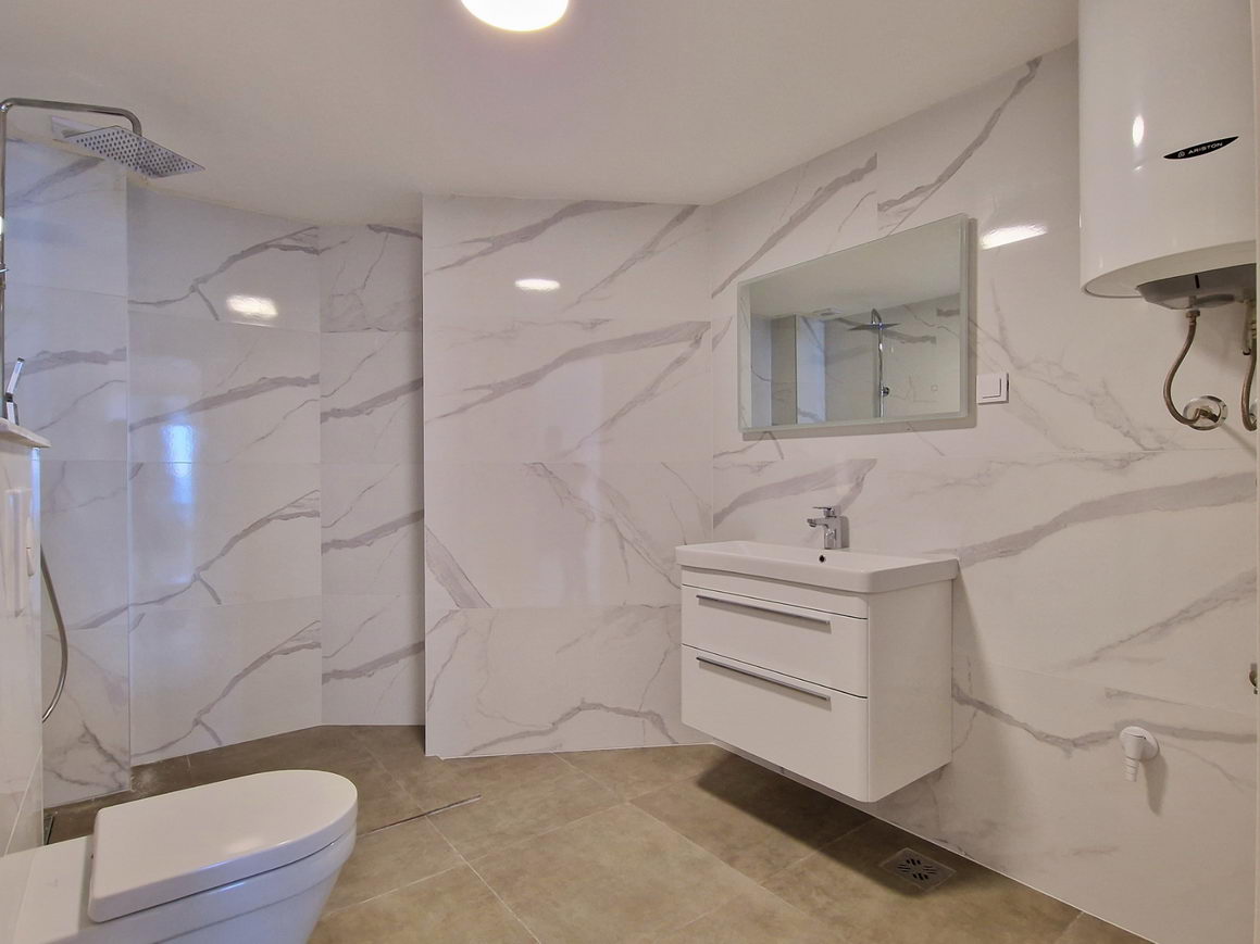 EKSKLUZIVNO!! NOV JEDNOSOBAN STAN 73,1m2 U NOVOIZGRADJENOM KOMPLEKSU SA JEDINSTVENIM POGLEDOM NA MORE I GRAD U  BUDVI  - Amfora Real Estate