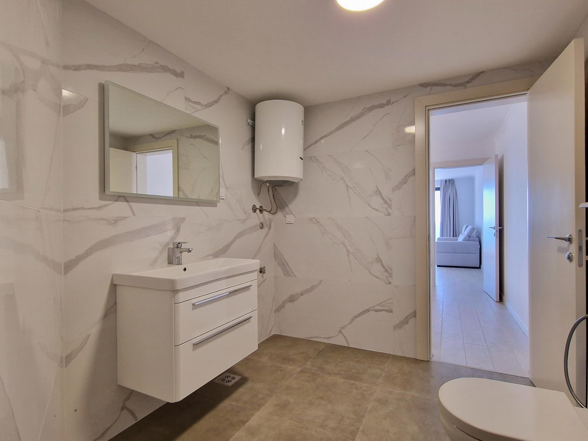 EKSKLUZIVNO!! NOV JEDNOSOBAN STAN 73,1m2 U NOVOIZGRADJENOM KOMPLEKSU SA JEDINSTVENIM POGLEDOM NA MORE I GRAD U  BUDVI  - Amfora Real Estate