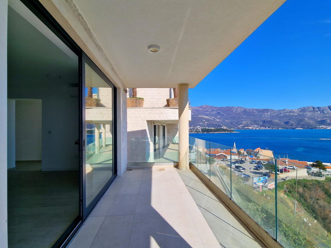 EKSKLUZIVNO!! NOV JEDNOSOBAN STAN 73,1m2 U NOVOIZGRADJENOM KOMPLEKSU SA JEDINSTVENIM POGLEDOM NA MORE I GRAD U  BUDVI  - Amfora Real Estate