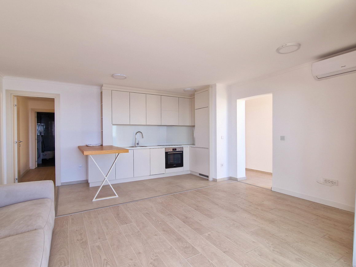 EKSKLUZIVNO!! NOV JEDNOSOBAN STAN 73,1m2 U NOVOIZGRADJENOM KOMPLEKSU SA JEDINSTVENIM POGLEDOM NA MORE I GRAD U  BUDVI  - Amfora Real Estate