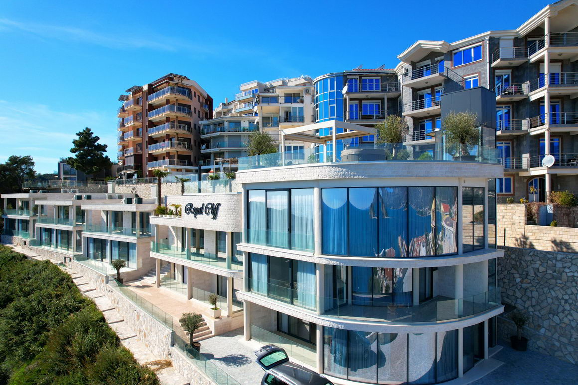 EKSKLUZIVNO!! NOV JEDNOSOBAN STAN 73,1m2 U NOVOIZGRADJENOM KOMPLEKSU SA JEDINSTVENIM POGLEDOM NA MORE I GRAD U  BUDVI  - Amfora Real Estate