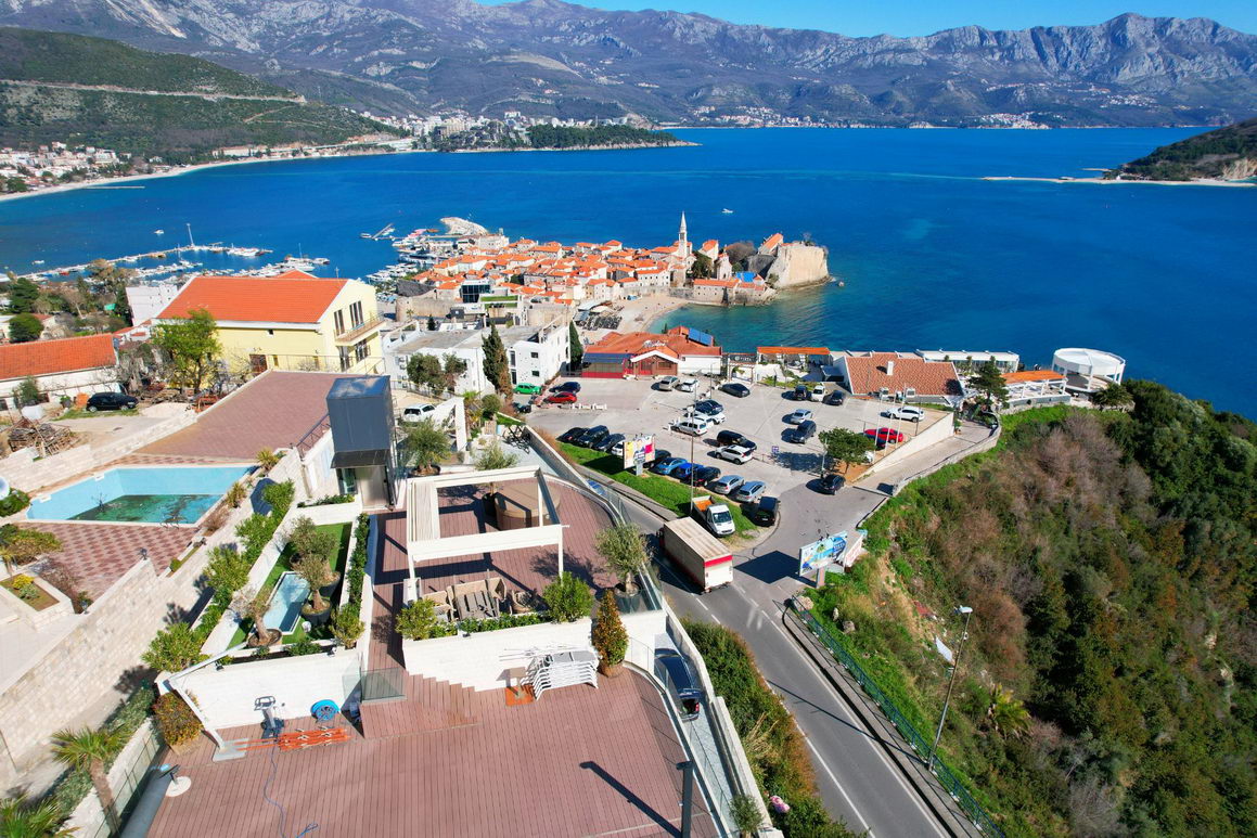 EKSKLUZIVNO!! NOV JEDNOSOBAN STAN 73,1m2 U NOVOIZGRADJENOM KOMPLEKSU SA JEDINSTVENIM POGLEDOM NA MORE I GRAD U  BUDVI  - Amfora Real Estate