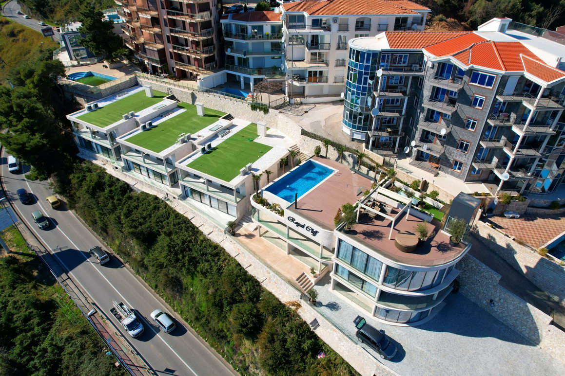 EKSKLUZIVNO!! NOV JEDNOSOBAN STAN 73,1m2 U NOVOIZGRADJENOM KOMPLEKSU SA JEDINSTVENIM POGLEDOM NA MORE I GRAD U  BUDVI  - Amfora Real Estate