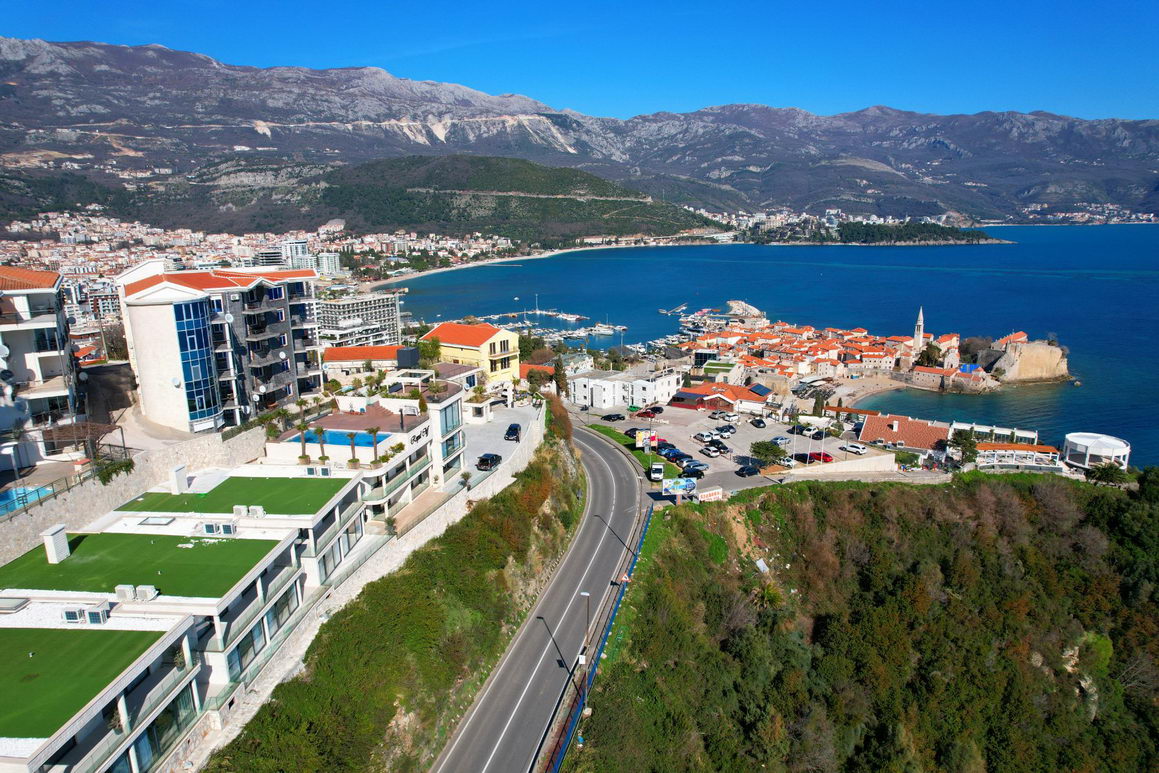 EKSKLUZIVNO!! NOV JEDNOSOBAN STAN 73,1m2 U NOVOIZGRADJENOM KOMPLEKSU SA JEDINSTVENIM POGLEDOM NA MORE I GRAD U  BUDVI  - Amfora Real Estate